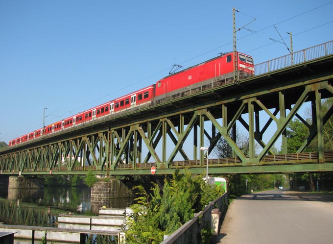 143 350 auf der Kettwiger Ruhrbrücke